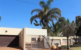 4 Bedroom House in Weltevreden Park