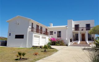 4 Bedroom House in Pearly Beach