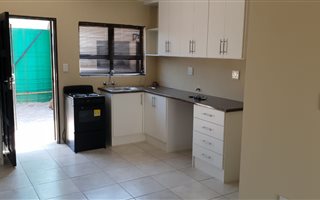Bachelor apartment in Bredell AH