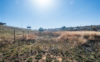994 m² Land available in Glenanda