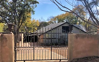 2 Bedroom Garden Cottage in Blue Hills Country Estate