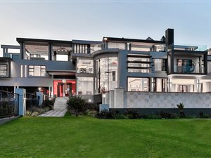 6 Bed House in Bryanston