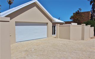 4 Bedroom House in Melkbosstrand