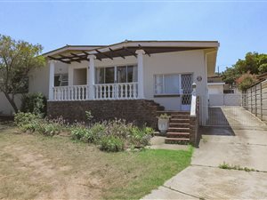 4 Bedroom House in Van Riebeeck Heights
