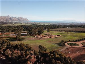 7118 m² Land available in Somerset West Central