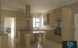 5 Bedroom House in Melrose