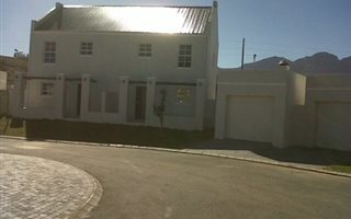 2 Bedroom Townhouse in Nuutgevonden