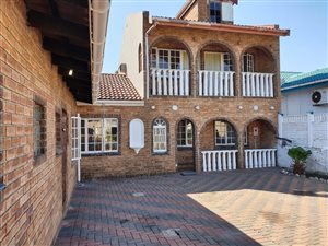 6 Bed House in Woodview