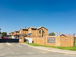 2 Bed Townhouse in Ruimsig AH