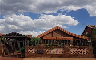 4 Bedroom House in Laudium