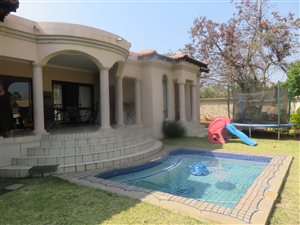 4 Bed Cluster in Douglasdale