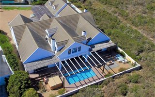 4 Bedroom House in Grotto Bay