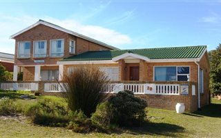 4 Bedroom House in Pearly Beach