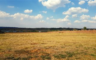 8000 m² Land available in Mooikloof Glen