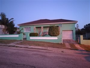 3 Bedroom House in Van Riebeeck Heights