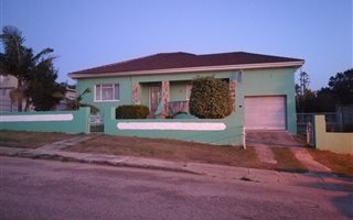 3 Bedroom House in Van Riebeeck Heights
