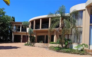 5 Bedroom House in Zwavelpoort