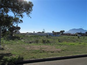 1275 m² Land available in Gustrouw