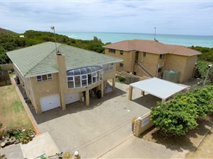 6 Bed House in Paradise Beach