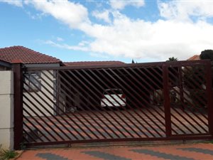 4 Bed House in Akasia
