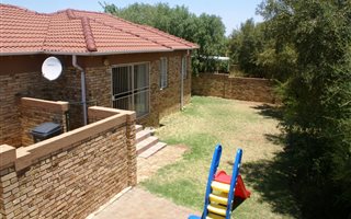2 Bedroom Cluster in Kyalami Hills