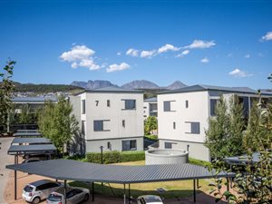 2 Bed Apartment in Somerset Lakes