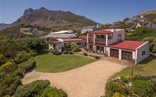 4 Bedroom House in Rooi Els
