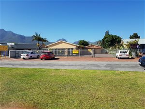 11 Bed House in Loerie Park