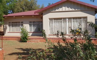 4 Bedroom House in Ehrlich Park