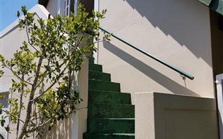 Bachelor apartment in Hillcrest Central