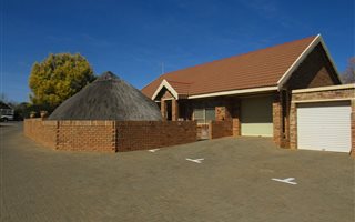 4 Bedroom Townhouse in Langenhoven Park