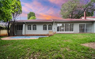 5 Bedroom House in Helderkruin