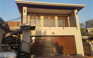 2 Bedroom Garden Cottage in Maroeladal