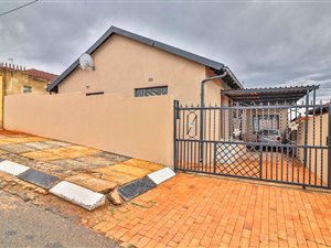 6 Bed House in Naledi