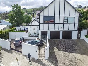8 Bedroom House in Rome Glen