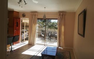 2 Bedroom Garden Cottage in Kensington B
