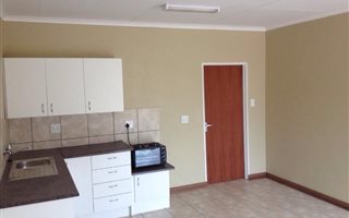1 Bedroom Garden Cottage in Rooihuiskraal