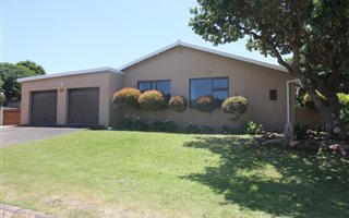 4 Bedroom House in Stilbaai