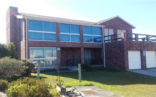 3 Bedroom House in Pearly Beach