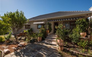 5 Bedroom House in Rondebosch East