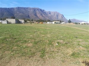 600 m² Land available in Saron