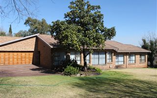 8525 m² Land available in Raslouw