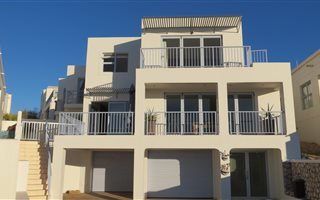 5 Bedroom House in Paradise Beach