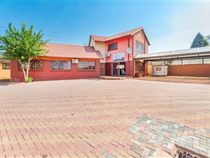 350 m² Commercial space in Mondeor