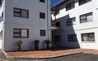 Bachelor apartment in Northcliff