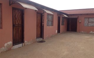 9 Bedroom House in Lakeside