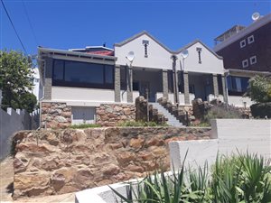 8 Bed House in Mossel Bay Central