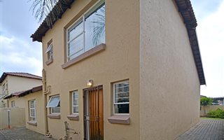 3 Bedroom Duplex in Heuwelsig Estate