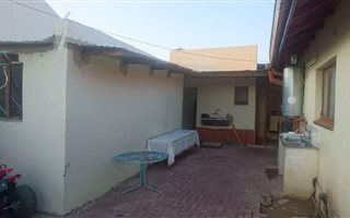5 Bedroom House in Zinniaville