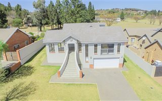 3 Bedroom House in Rietvlei Heights Country Estate
